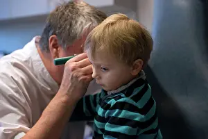 Examination Prints: Reportage at the Lyon-Nord Rillieux polyclinic with an ENT (Ears)