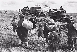 1942 Prints: Residents of the Kalinin region return to the liberated city, Anonymous