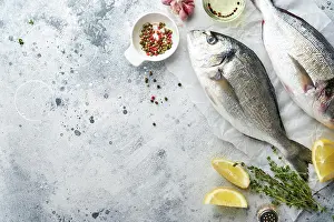 Assorted Prints: Rohe Goldbrasse oder frischer Fisch mit Zutaten für die Zubereitung von Zitrone