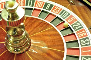 Spiel Prints: roulette wheel image with a casino roulette wheel with the ball on number 5 Copyright: xZoonar