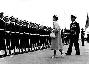 Queen Royal Person Prints: Royal Tout - Melbourne, Vic. -- The Queen inspects the R