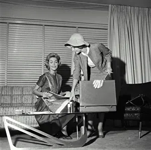 Listening Prints: Saleswoman showing products to a young woman