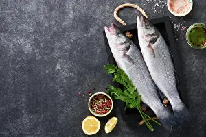 Seafood Prints: Seebarsch roh. Frischer Seefisch Bass mit Salz