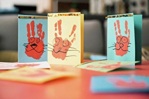 Bunny Prints: Self-made Easter bunny cards with handprints on a table