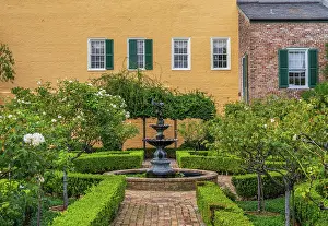 Skulptur Prints: Small tree filled garden in French Quarter of New Orleans Small garden with brick paths