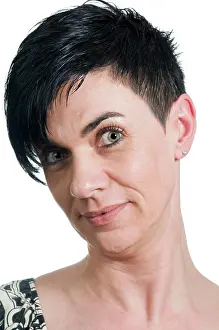 Zarte Prints: smiling of black haired woman on white Kopf-und-Schulter-Porträt einer schwarzhaarigen Frau mittleren alters vor