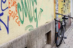 Muster Prints: sozialer Brennpunkt / Graffiti an einer Wohnhauswand / angeschlossenes Fahrrad *** social Focus Graffiti to a