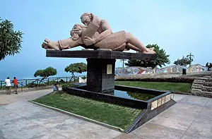 Laying Prints: Statue of two lovers, Parque del Amor, Miraflores, Lima, Peru