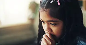 Depressed Prints: Stress, anxiety and girl child in therapy for consultation in trauma