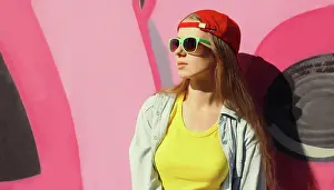 Nahaufnahme Prints: Stylish junges Mädchen in Baseballmütze