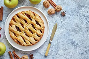 Nahaufnahme Prints: Tasty sweet homemade apple pie cake with cinnamon sticks