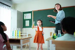 Freude Prints: Teacher and students, Learn and experiment with science in a school science classroom