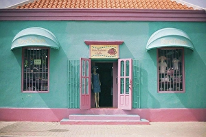 Mannequin Prints: turquoise and pink shop in old house on bonaire island