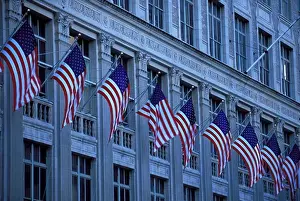 New York State Prints: USA, NEW YORK, NYC, 5TH AVENUE, SAKS BUILDING, AMERICAN FLAGS