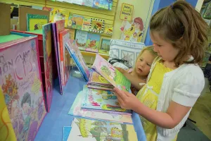 Property Release Prints: USA, Washington State, Kirkland. Kids shopping in a bookstore. (MR, PR)