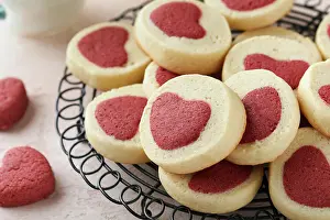 Ausstattung Prints: Valentinstag Kekse. Shortbread Cookies in einem süßen roten Herzen auf rosa Teller auf rosa Hintergrund