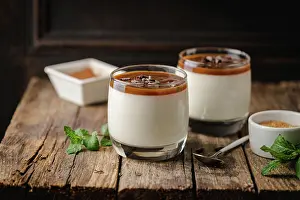 Italienisch Prints: Vanille-Panna-Cotta Vanilla panna cotta desert with caramel sause and chocolate in glasses LicenseRF Copyright: xZoonar