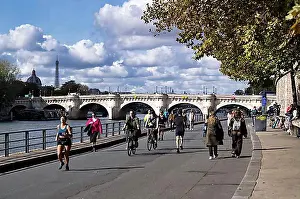 Runner Prints: View of the Pont Neuf bridge, Tour Eiffel