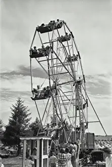 Ferris Prints: Vintage Photograph. Families enjoying Ferris Wheel at fair