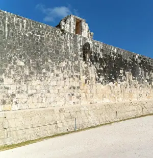 Walls of the ball court with stone hoop, Juego de Pelota, Chichen Itza, Mayan ruins, Yucatan, Mexico