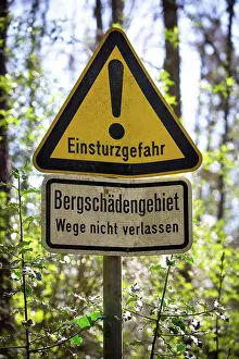Unter Prints: Warnschild Einsturzgefahr wegen Bergschäden