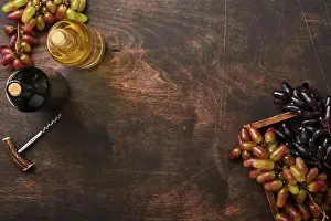 Cork Prints: Weinflaschen mit Trauben und Weingläser auf alten dunklen Holztisch Hintergrund mit Kopie Raum
