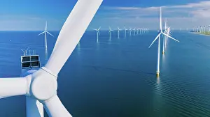 Global Prints: Windmühlenturbinen auf dem Meer von einer Drohne aus der Vogelperspektive in den Niederlanden Windmill turbines