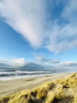2023 Prints: wolkenstreif über menschenleerem
