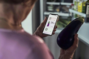 Using Phone Prints: Woman counting calories through smart phone app at home