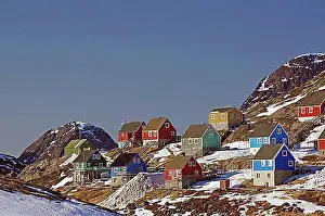Diverse Prints: Wooden houses in different colours in winter landscape