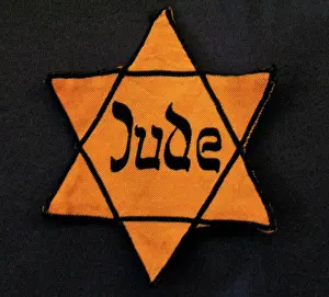 Holocaust Prints: The yellow badge / Anonymous / Color photography/ / Anne Frank House Museum