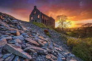 Nationalpark Prints: Ynys y Pandy disused slate mill and spoil heaps at sunset in Cwmystradllyn