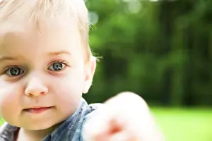 Leben Prints: You You Young Baby Playing On Meadow