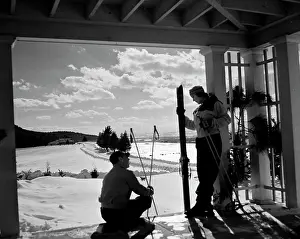 Tourist Resort Prints: Young couple in skiwear talking